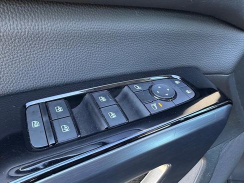 Used 2023 Nissan Pathfinder SL w/ Black Appearance Package image 16