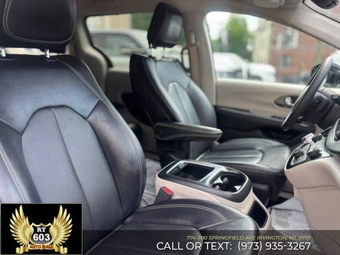 Used 2024 Chrysler Pacifica Touring-L FWD image 14