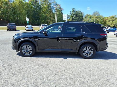 Used 2025 Nissan Pathfinder SV image 6