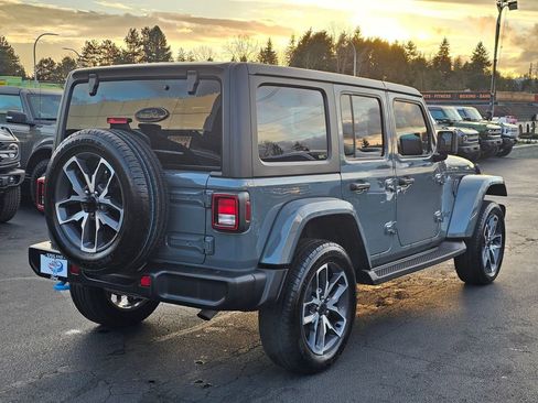Used 2024 Jeep Wrangler Unlimited image 7