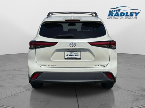 Used 2021 Toyota Highlander XLE AWD/4WD image 3