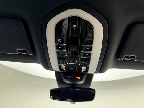 Used 2025 Porsche Macan AWD/4WD image 41