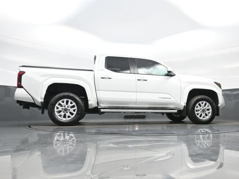 Used 2025 Toyota Tacoma SR5 AWD/4WD image 33