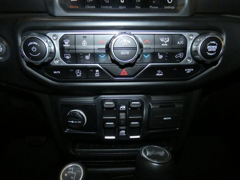 Used 2022 Jeep Wrangler Unlimited Sahara image 15