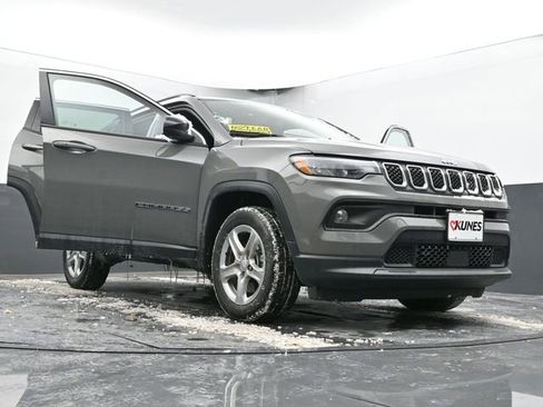 Used 2024 Jeep Compass Latitude image 65