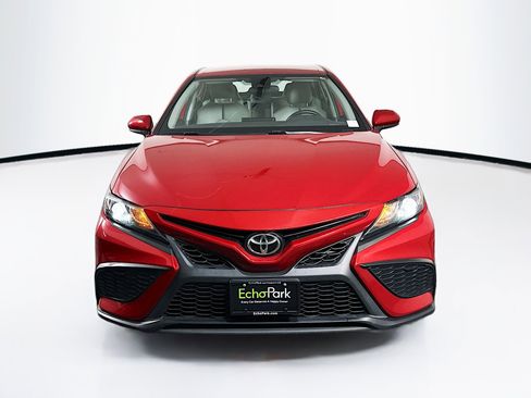 Used 2021 Toyota Camry SE FWD image 2