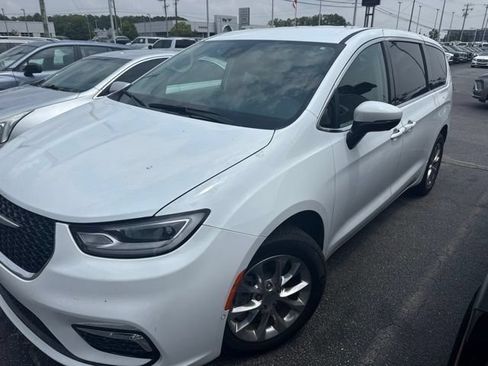 Used 2023 Chrysler Pacifica Touring-L AWD/4WD image 8