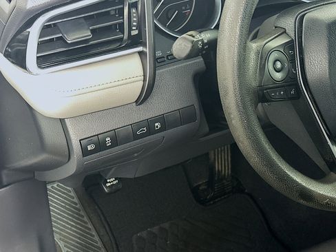 Used 2018 Toyota Camry LE image 16