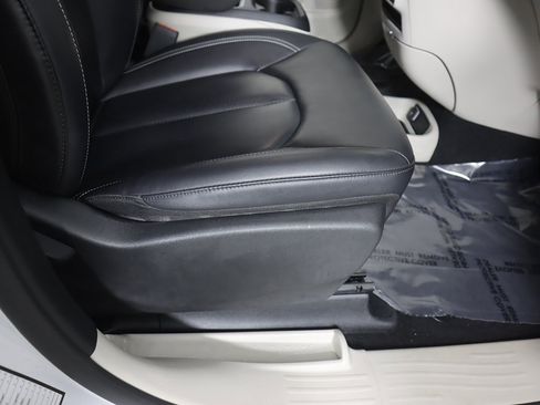 Used 2024 Chrysler Pacifica Touring-L image 29