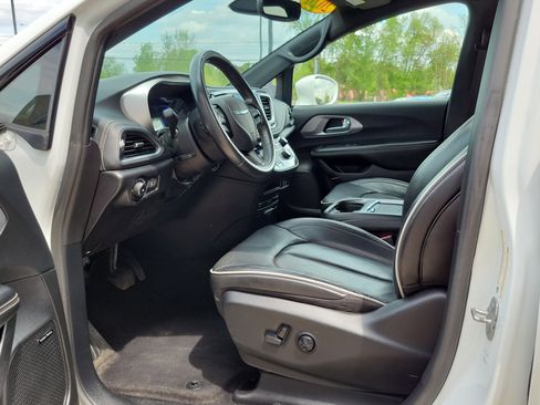 Used 2020 Chrysler Pacifica Limited w/ S Appearance Package FWD image 9