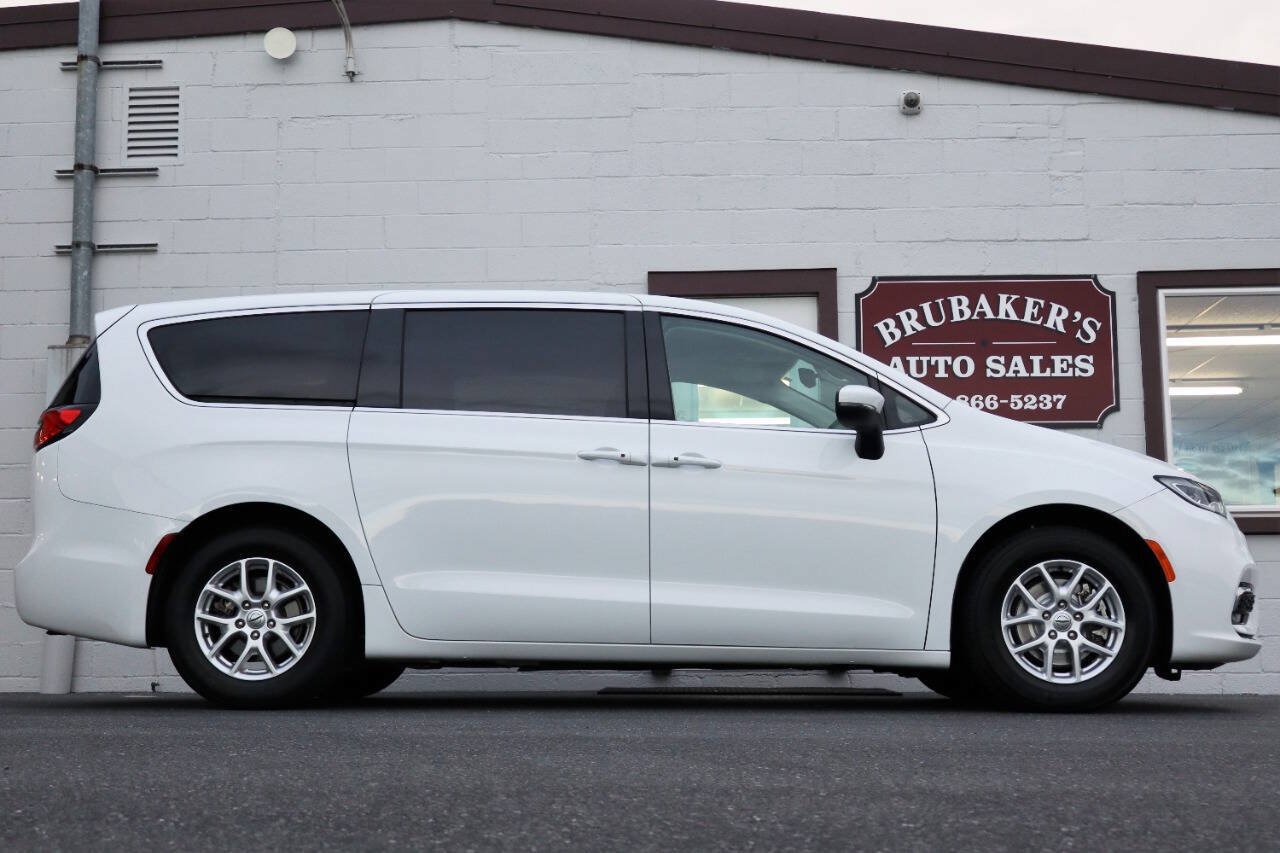Used 2023 Chrysler Pacifica Touring-L FWD image 1