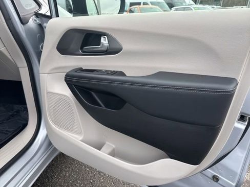 Used 2023 Chrysler Pacifica Touring-L image 9
