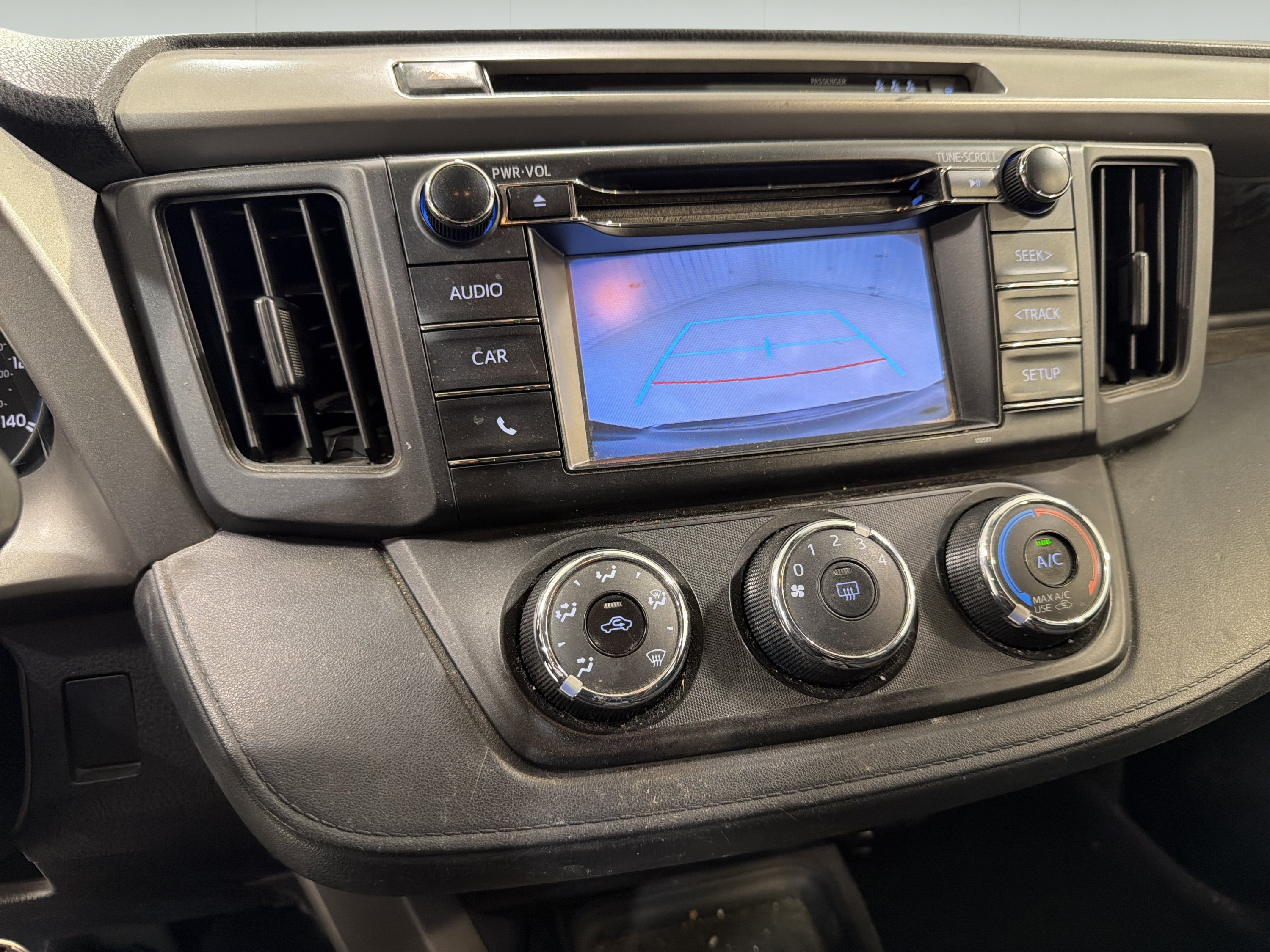 Used 2018 Toyota RAV4 LE FWD image 18