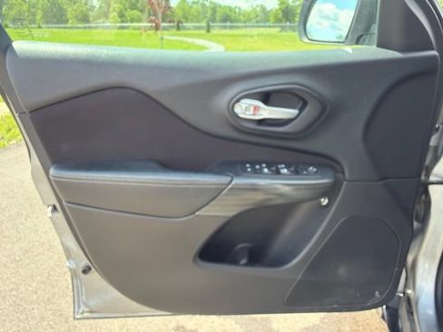 Used 2016 Jeep Cherokee Latitude w/ Comfort/Convenience Group AWD/4WD image 21