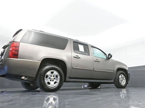 Used 2013 Chevrolet Suburban LT RWD image 33