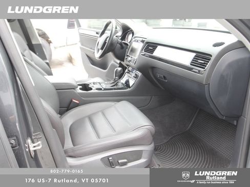 Used 2013 Volkswagen Touareg Sport AWD/4WD image 22