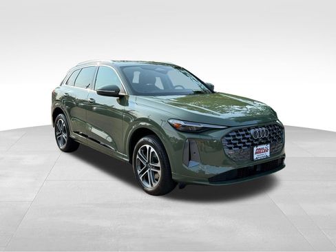 Used 2025 Audi Q5 Premium Plus w/ Premium Plus AWD/4WD image 3
