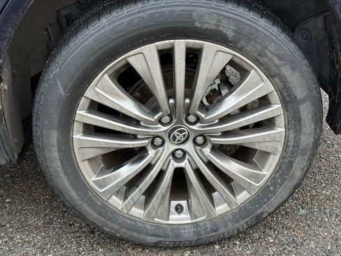 Used 2021 Toyota Venza Limited w/ Advanced Technology Package image 12