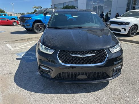 New 2026 Chrysler Pacifica Select image 9