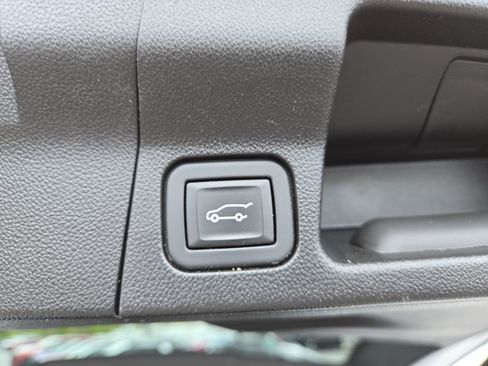 Certified 2023 GMC Acadia SLT AWD/4WD image 9
