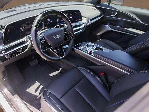 Certified 2024 Cadillac Lyriq Luxury AWD/4WD image 9