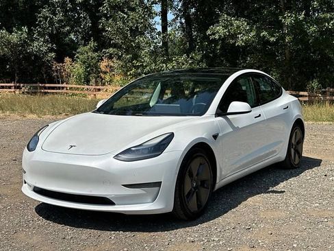Used 2021 Tesla Model 3 Standard Range Plus RWD image 4