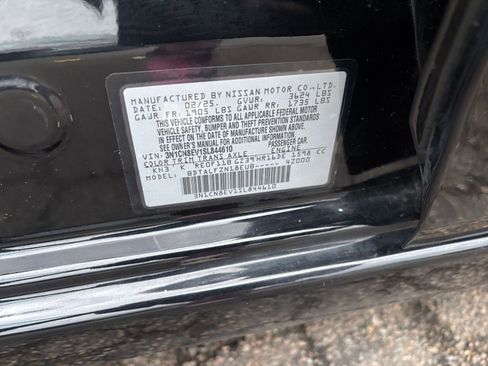 Used 2025 Nissan Versa SV image 29