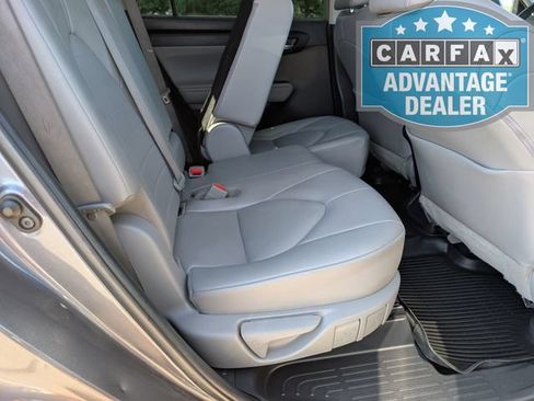 Used 2022 Toyota Highlander XLE AWD/4WD image 23