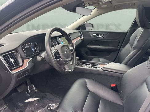 Used 2021 Volvo S60 T5 Momentum w/ Premium Package image 9