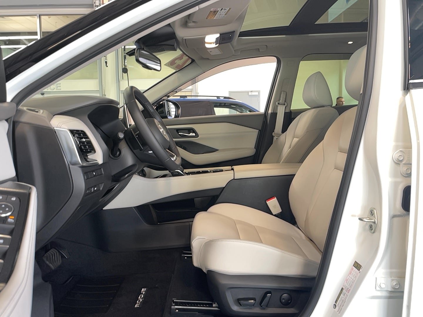 Used 2023 Nissan Rogue SL AWD/4WD image 6