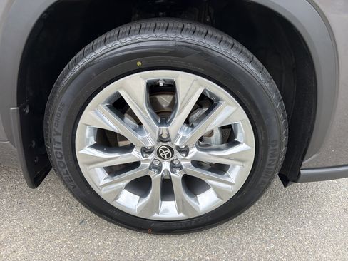 Used 2023 Toyota Highlander Limited image 12