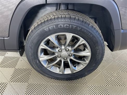 Used 2019 Jeep Cherokee Latitude Plus w/ Comfort/Convenience Group image 20