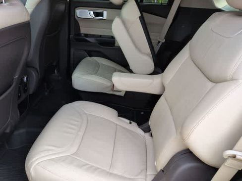 Used 2020 Ford Explorer Platinum w/ Premium Technology Package AWD/4WD image 19