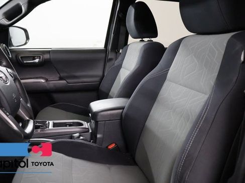 Certified 2020 Toyota Tacoma TRD Off-Road AWD/4WD image 12