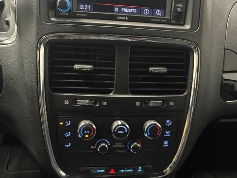Used 2018 Dodge Grand Caravan SXT w/ Blacktop Package FWD image 17