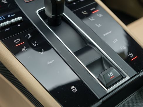 Used 2023 Porsche Macan AWD/4WD image 34