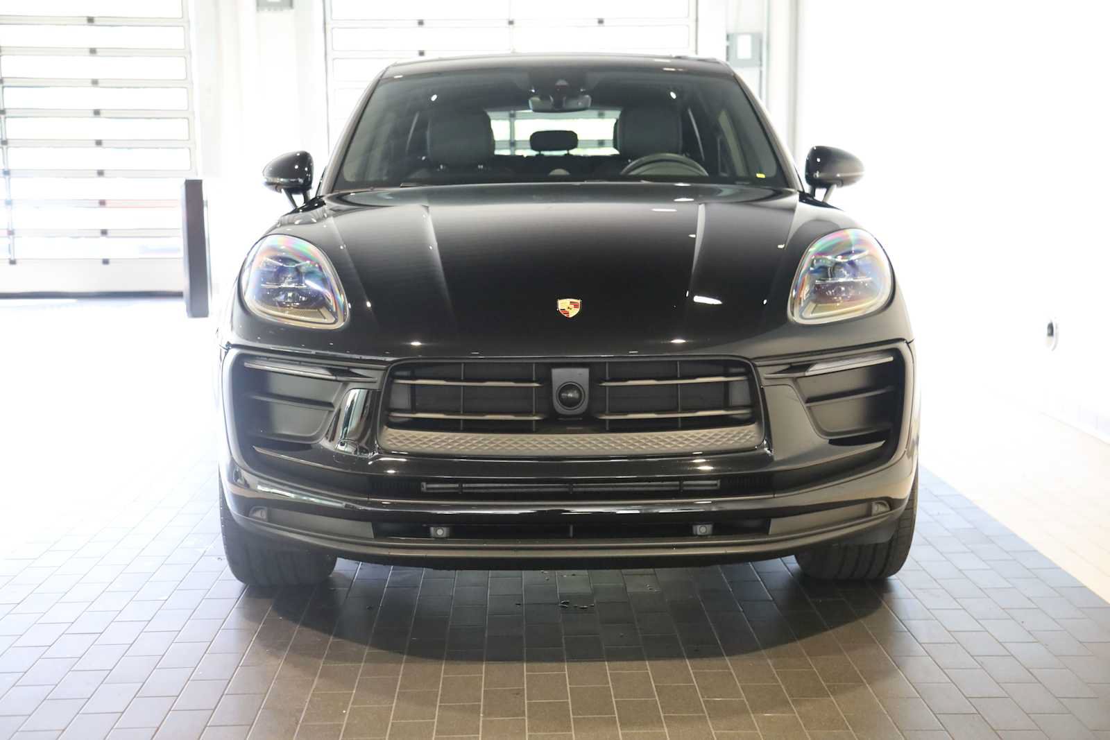 Used 2025 Porsche Macan AWD/4WD image 11