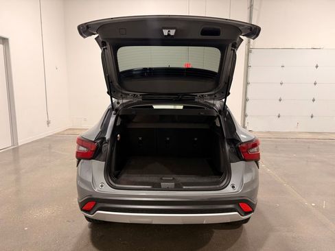 Used 2025 Chevrolet Trax LT FWD image 9