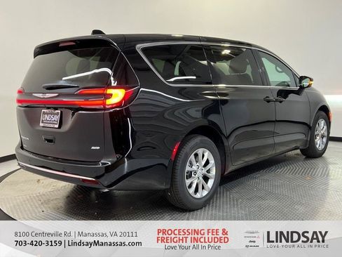 New 2026 Chrysler Pacifica Select image 4