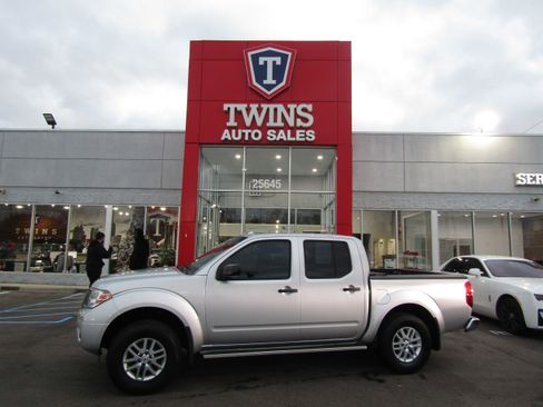 Used 2018 Nissan Frontier SV image 1
