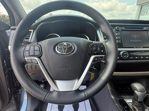 Used 2017 Toyota Highlander Plus AWD/4WD image 17