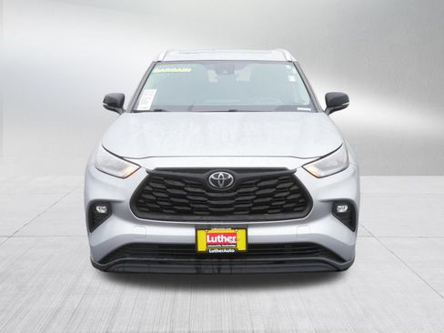 Used 2020 Toyota Highlander XLE AWD/4WD image 2