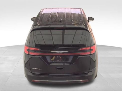 Used 2025 Chrysler Pacifica Select image 7