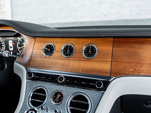 Used 2023 Bentley Continental GT Azure image 41