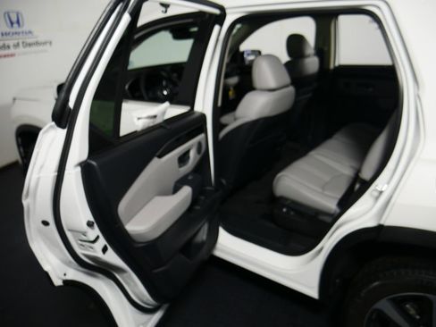 New 2025 Honda Pilot Touring image 9