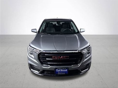 Used 2024 GMC Terrain SLE image 3