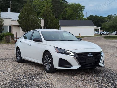 Used 2025 Nissan Altima 2.5 SV FWD image 9