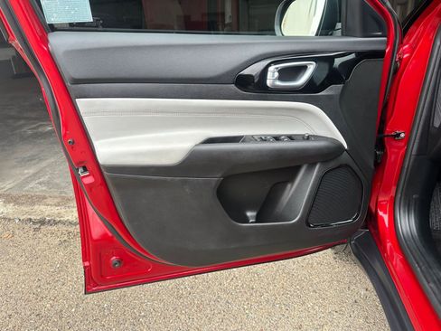 Used 2025 Jeep Compass Limited image 20