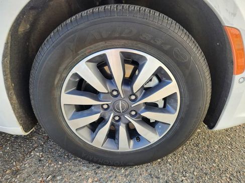 Used 2023 Chrysler Pacifica Limited image 21