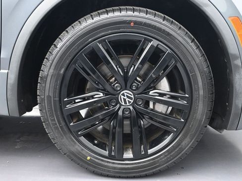 Used 2022 Volkswagen Tiguan SE R-Line FWD image 9